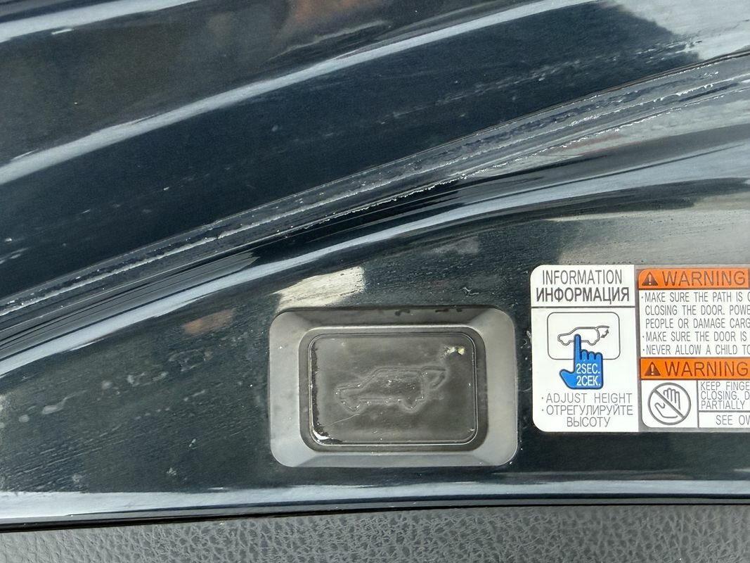 Toyota RAV4, IV (XA40) Рестайлинг Exclusive Внедорожник 5 дв. 2017 Черный 2.5 AT (180 л.с.) 4WD 125488 км