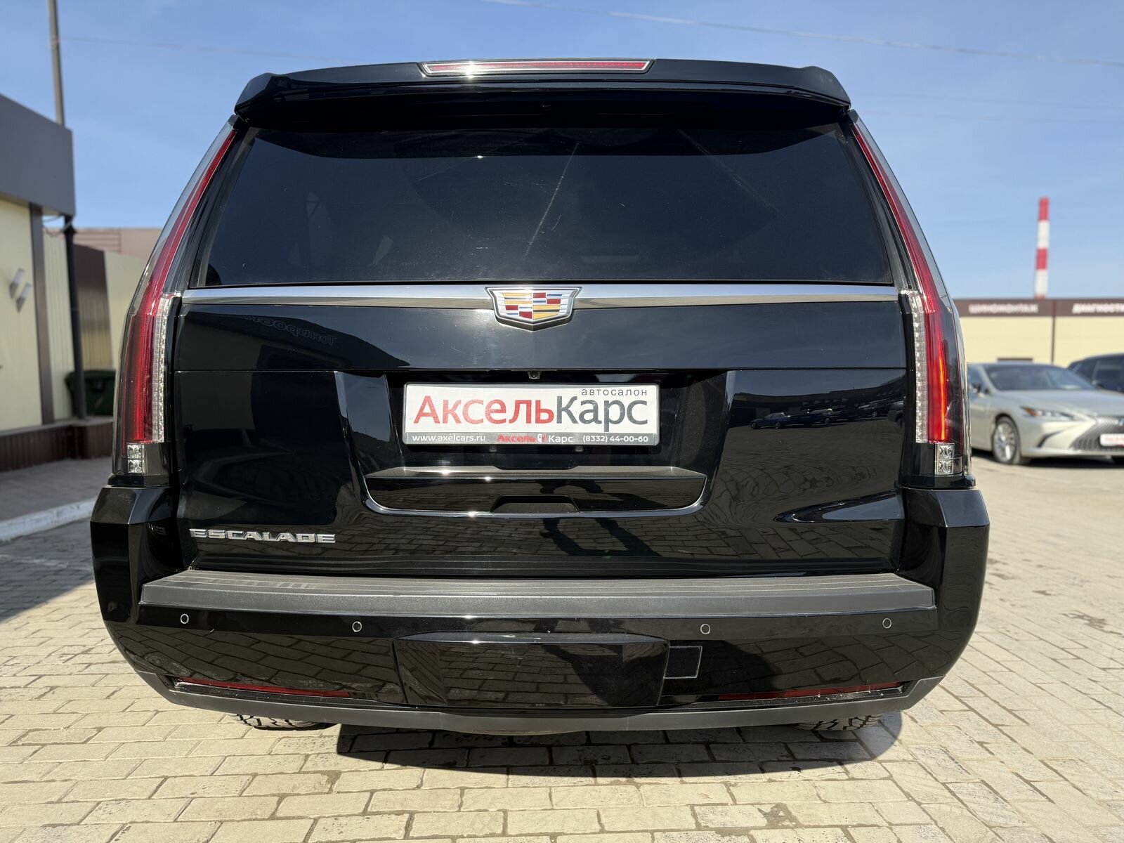 Cadillac Escalade, IV Platinum Внедорожник 5 дв. 2015 Черный 6.2 AT (409 л.с.) 4WD 98001 км