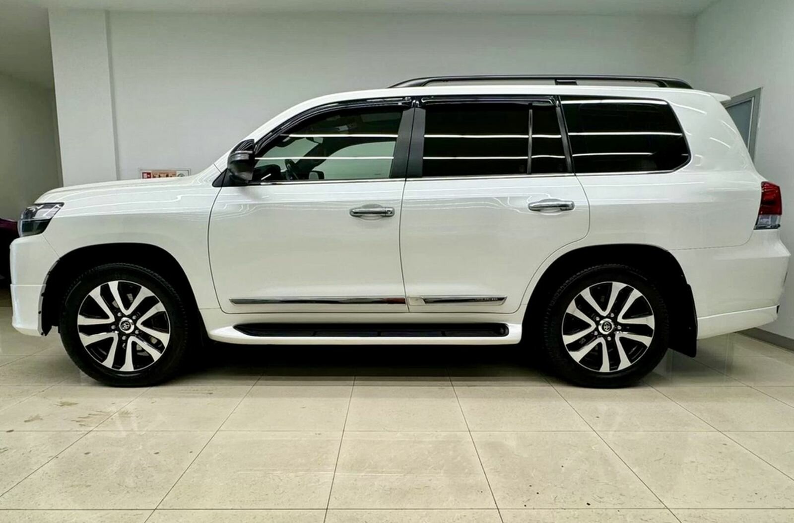 Toyota Land Cruiser, 200 Series Рестайлинг 2 Люкс Safety (7 мест) Внедорожник 5 дв. 2019 Белый 4.5d AT (249 л.с.) 4WD 134000 км