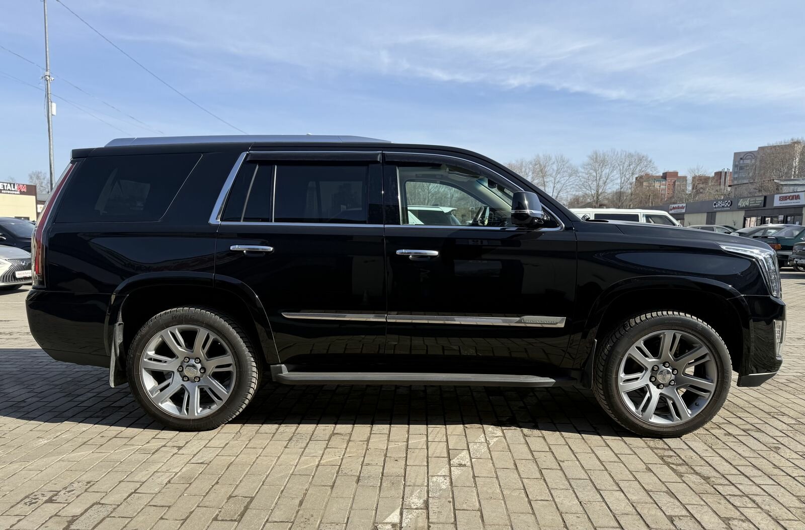 Cadillac Escalade, IV Platinum Внедорожник 5 дв. 2015 Черный 6.2 AT (409 л.с.) 4WD 98001 км