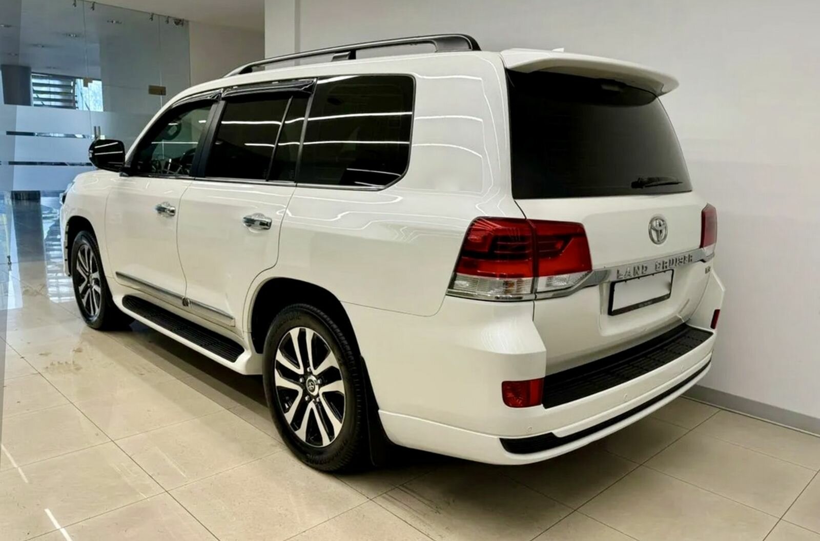 Toyota Land Cruiser, 200 Series Рестайлинг 2 Люкс Safety (7 мест) Внедорожник 5 дв. 2019 Белый 4.5d AT (249 л.с.) 4WD 134000 км