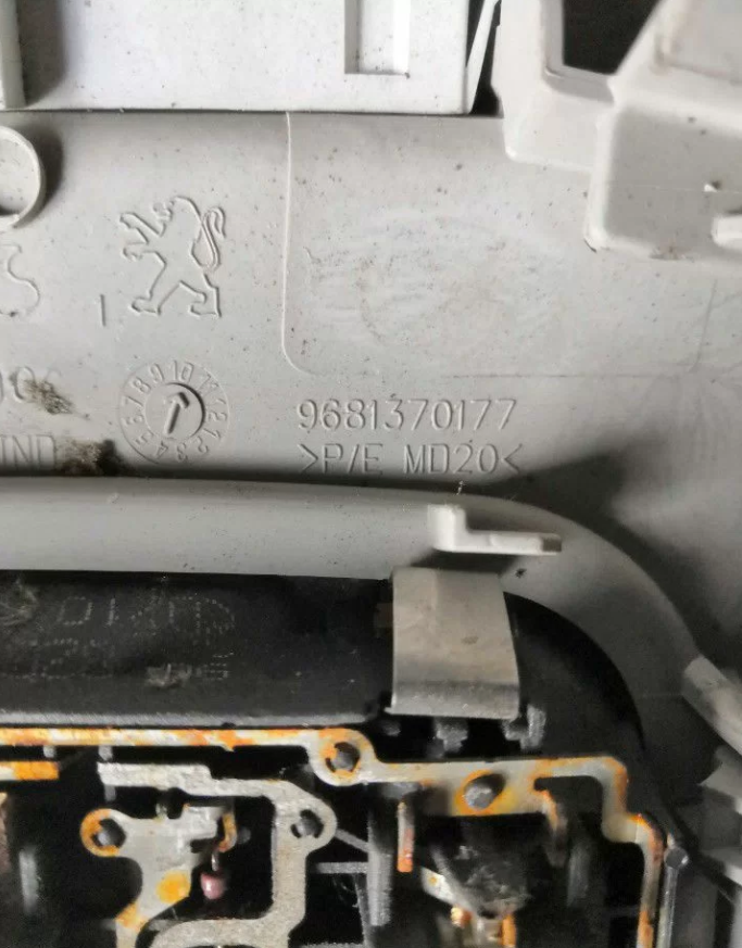 Плафон салонный Пежо 308