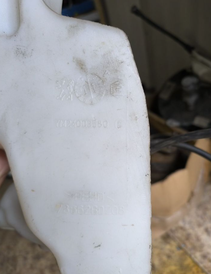 Бачок омывателя стекла Пежо 308