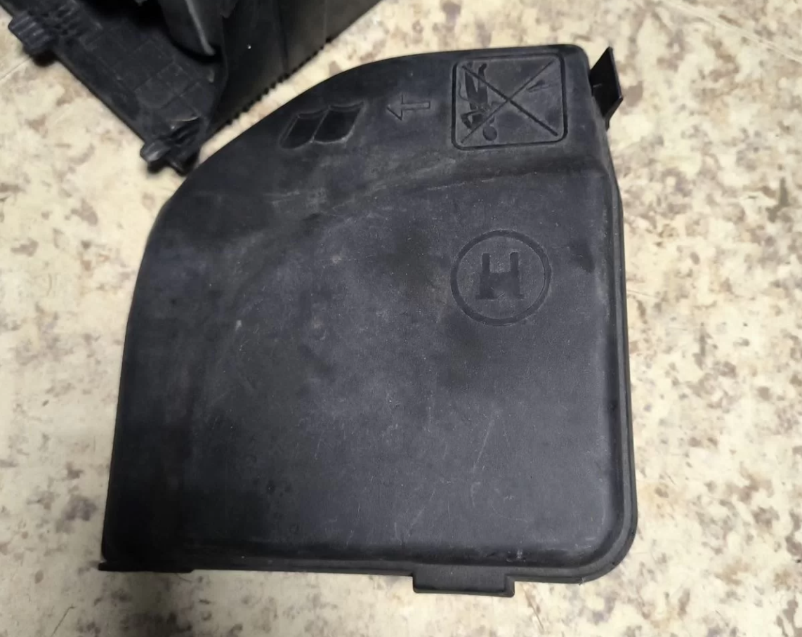 Крышка корпуса блока предохранителей Ситроен Пежо