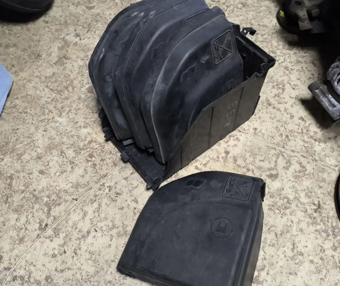 Крышка корпуса блока предохранителей Ситроен Пежо