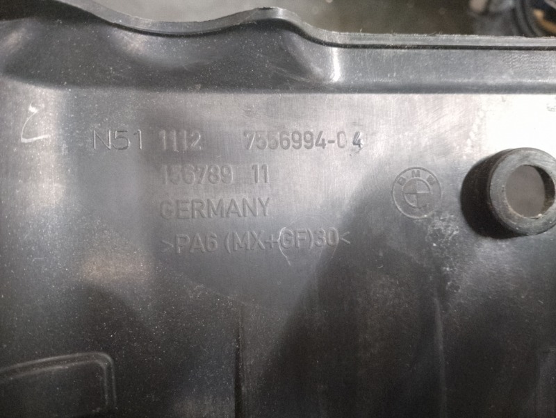 Накладка декоративная крышка двигателя / N52 2.5  N51 БМВ Е90 Е70/ BMW 3 Е90 2005—2010г.\nОригинал.\nВ отличном состоянии. Без дефектов.\nКонтрактная запчасть из Японии. Без пробега по РФ. Отправим в регионы ТК.