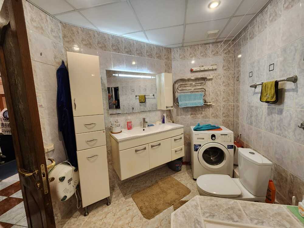 3-к. квартира 130 кв.м, 1/10