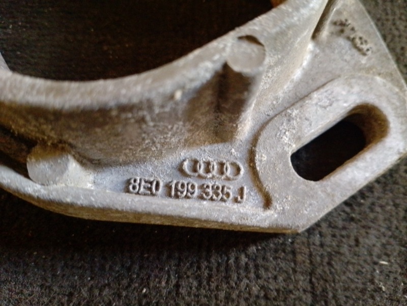 Кронштейн двигателя передний на Audi A4 B6 B7 / Ауди А4 Б6 Б7 2005-2006 г.\nОригинал.\nВ отличном состоянии. Без дефектов и повреждений.\nГарантия на установку и проверку.\nКонтрактная запчасть из Японии.\nПробег по Японии 59751 км \nОтправим в регионы ТК