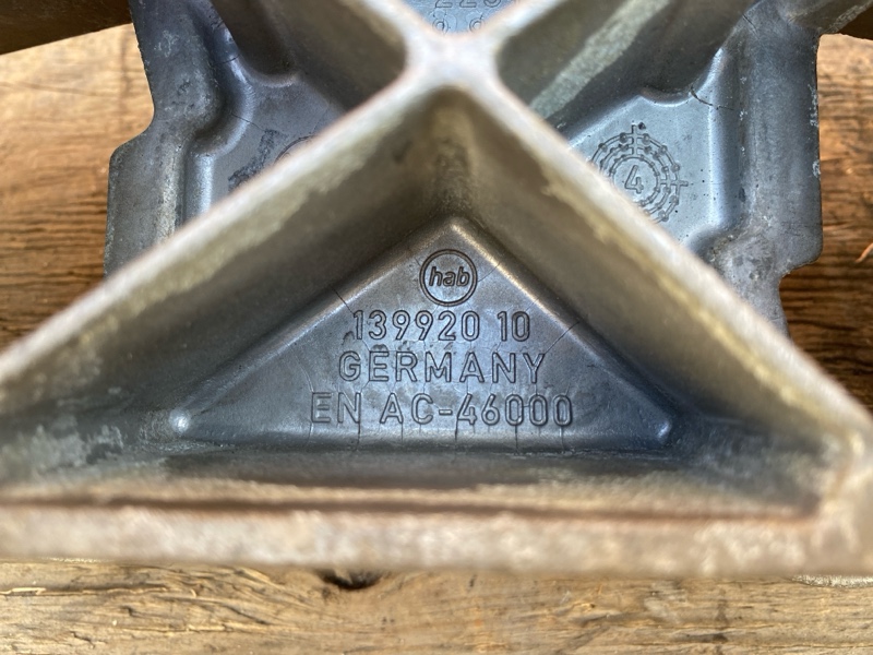 Кронштейн АКПП 6HP19 на BMW 5 E60 / БМВ 5 Е60 2007-2010г.\nС двигателя 3.0 N52B30B АКПП 6HP19\nОригинал. \nВ отличном состоянии.\nКонтрактная запчасть из Японии.\nГарантия на установку.\nОтправим в регионы ТК.