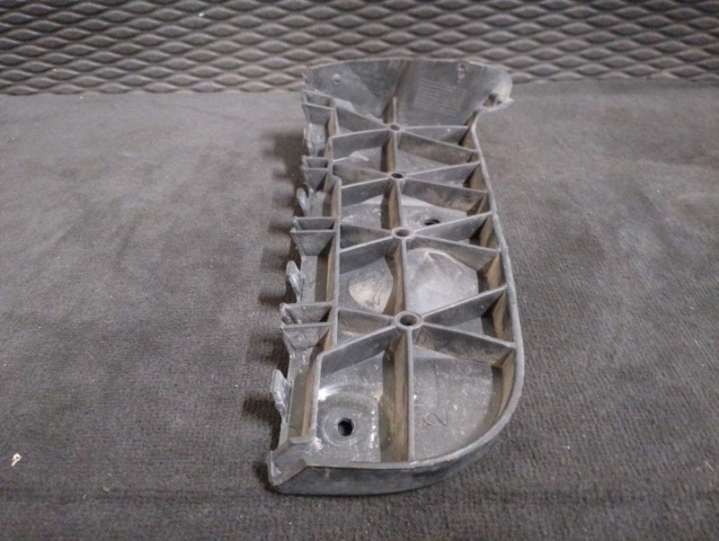 Кронштейн направляющая заднего бампера правая универсал на Audi A4 B6 / Ауди А4 Б6 2000-2006г.\nОригинал.\nВ отличном состоянии. Без дефектов.\nГарантия на установку и проверку.\nКонтрактная запчасть из Японии. \nОтправим в регионы ТК.\nНа этот автомобиль