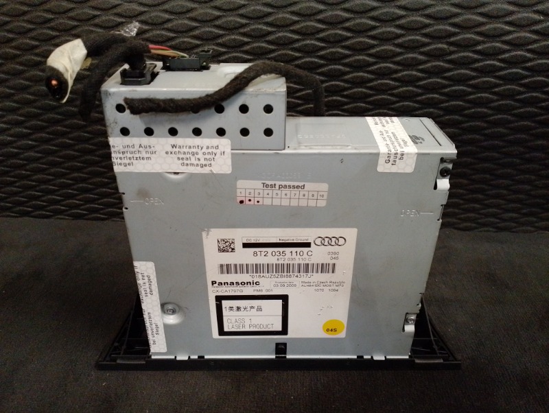 CD чейнджер проигрыватель компакт дисков на Audi A4 B8 / Ауди А4 Б8 2007-2015г.\nОригинал.\nВ отличном состоянии. Без дефектов.\nГарантия на установку и проверку.\nКонтрактная запчасть из Японии. \nОтправим в регионы ТК.\nНа этот автомобиль есть и другие 