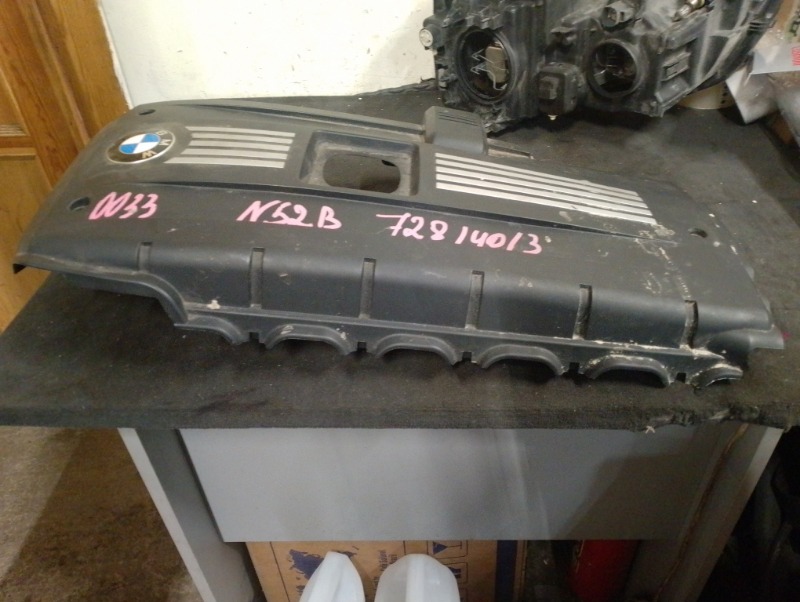 Накладка декоративная крышка двигателя / N52 2.5  N51 БМВ Е90 Е70/ BMW 3 Е90 2005—2010г.\nОригинал.\nВ отличном состоянии. Без дефектов.\nКонтрактная запчасть из Японии. Без пробега по РФ. Отправим в регионы ТК.