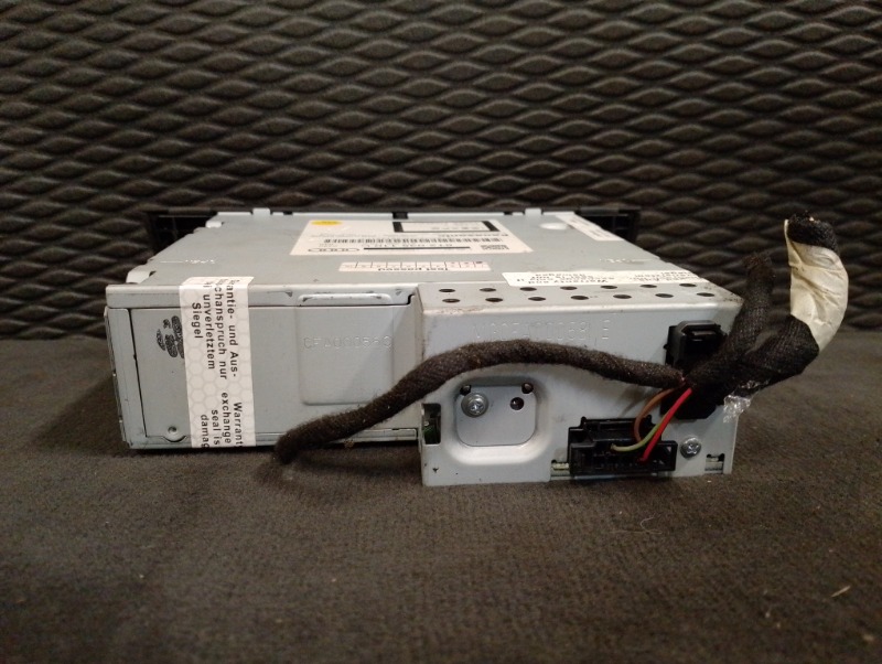 CD чейнджер проигрыватель компакт дисков на Audi A4 B8 / Ауди А4 Б8 2007-2015г.\nОригинал.\nВ отличном состоянии. Без дефектов.\nГарантия на установку и проверку.\nКонтрактная запчасть из Японии. \nОтправим в регионы ТК.\nНа этот автомобиль есть и другие 