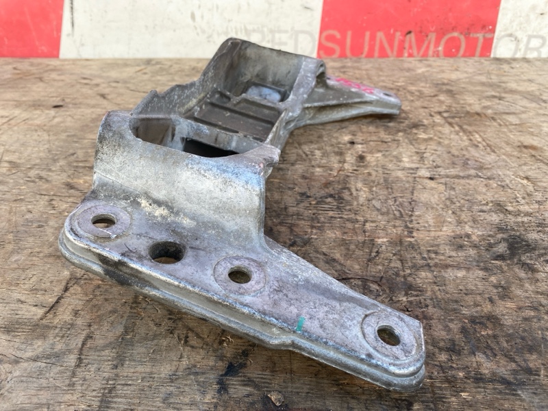 Кронштейн АКПП 6HP19 на BMW 5 E60 / БМВ 5 Е60 2007-2010г.\nС двигателя 3.0 N52B30B АКПП 6HP19\nОригинал. \nВ отличном состоянии.\nКонтрактная запчасть из Японии.\nГарантия на установку.\nОтправим в регионы ТК.