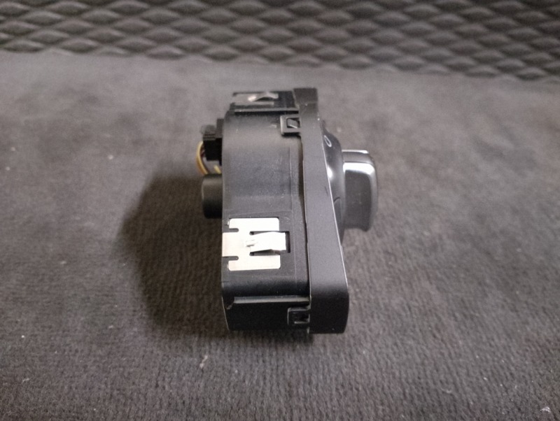 Переключатель света фар на Audi A4 B8 / Ауди А4 Б8 2007-2015г.\nОригинал. \nВ отличном состоянии. Без дефектов. Контрактная запчасть из Японии.\nОтправим в регионы ТК.\nПрименимость:\nAudi A4 [B8] 2007-2015\nAudi A4 [B8] Allroad 2010-2015\nAudi A5/S5 [8F]