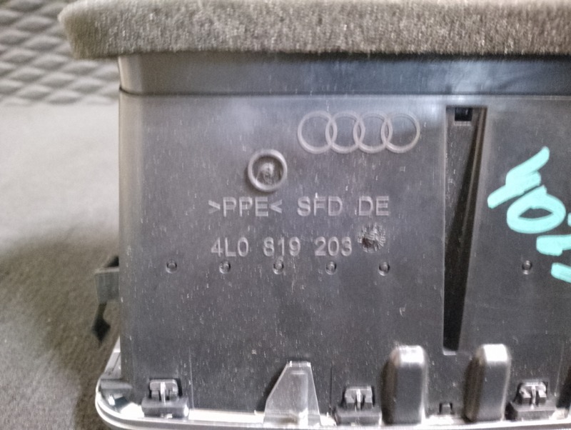 Дефлектор воздушный заднего ряда пассажиров на Audi Q7 4L / Ауди Q7 4Л 2006-2012г.\nОригинал.\nВ отличном состоянии. Без дефектов.\nГарантия на установку и проверку.\nКонтрактная запчасть из Японии. \nОтправим в регионы ТК.\nНа этот автомобиль есть и друг