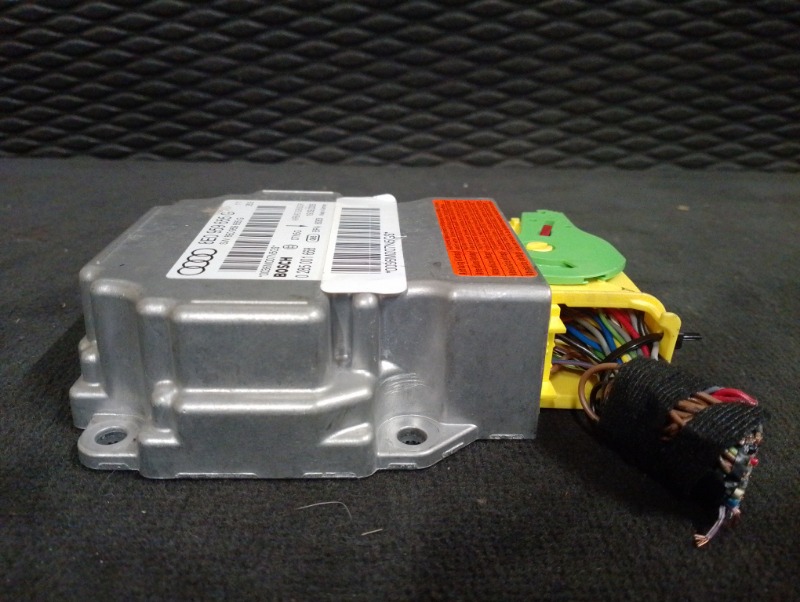 Блок управления подушкой безопасности AIR BAG / AIRBAG на Audi A4 B7 / Ауди А4 Б7 2005-2007г. \nОригинал.\nРабочий. Снят с автомобиля без ДТП (блок без краш дата).\nКонтрактная запчасть из Японии. Отправим в регионы ТК.\nНа этот автомобиль есть и другие з