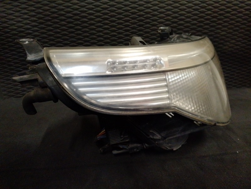 Фара передняя правая на БМВ 5 Е60 Е61 / BMW 5 Е60 Е61 2003-2009г.\nОригинал.\nВ хорошем состоянии. Без дефектов, все крепления целые.\nКонтрактная запчасть из Японии. Без пробега по РФ.\nОтправим в регионы ТК.