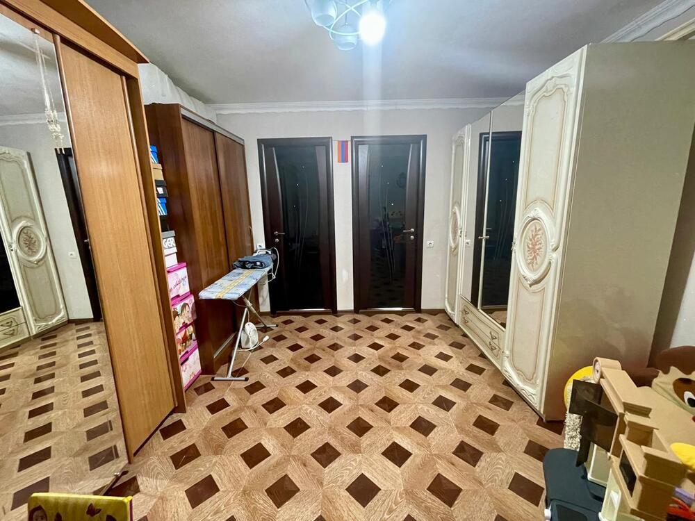 5-к. квартира 95 кв.м, 1/2
