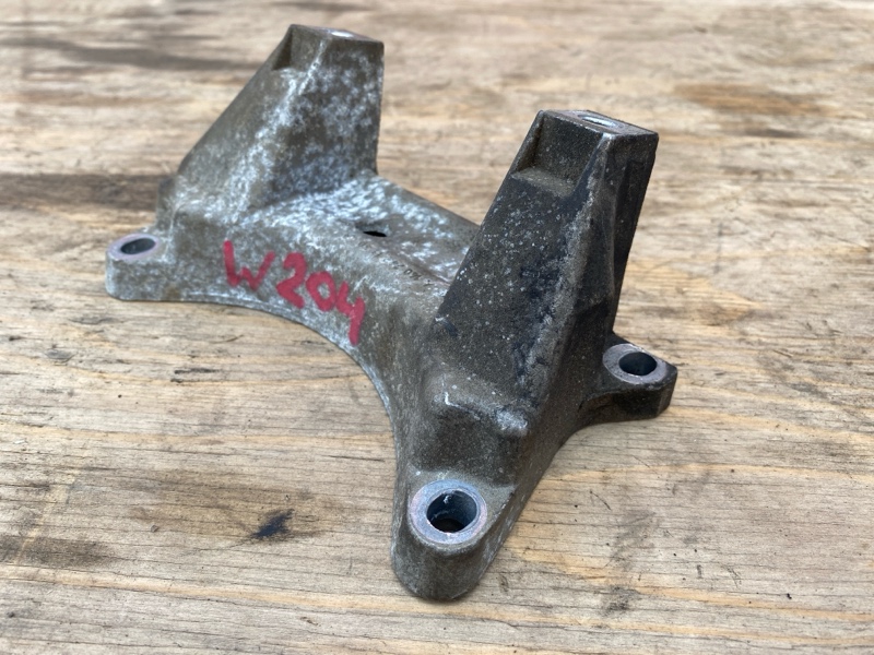 Кронштейн АКПП на Mercedes Benz C-klasse C200 2007-2011г.\nW204 c двигателя M271 1,8 бензин\nОригинал. \nВ отличном состоянии.\nС двигателя Audi.\nКонтрактная запчасть из Японии.\nГарантия на установку.\nОтправим в регионы ТК.