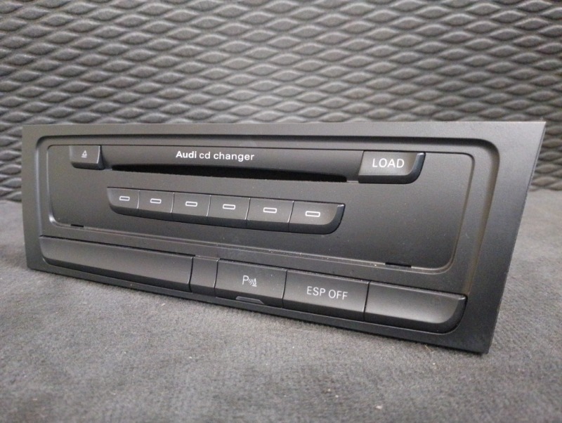 CD чейнджер проигрыватель компакт дисков на Audi A4 B8 / Ауди А4 Б8 2007-2015г.\nОригинал.\nВ отличном состоянии. Без дефектов.\nГарантия на установку и проверку.\nКонтрактная запчасть из Японии. \nОтправим в регионы ТК.\nНа этот автомобиль есть и другие 