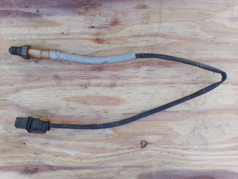 Датчик кислородный / лямбда зонд на Volkswagen Passat B7 2005-2011 3.2 AXZ\nОригинал.\nВ отличном состоянии. Рабочий.\nС двигателя 3.2 AXZ бензин.\nКонтрактная запчасть из Японии. \nБез пробега по РФ. . \nОтправим в регионы ТК.