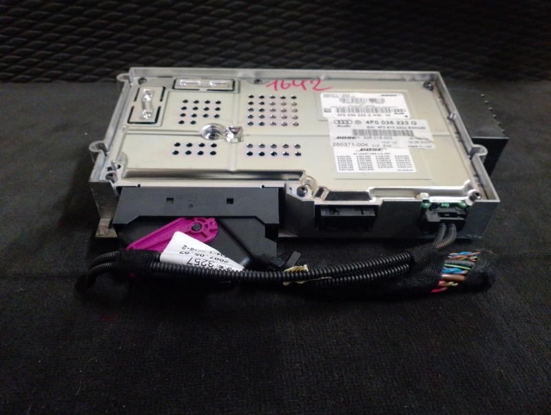 Усилитель акустической системы BOSE на Audi A6 C6 4F / Ауди А6 С6 4Ф 2006-2012г.\nОригинал.\nВ отличном состоянии. Без дефектов.\nГарантия на установку и проверку.\nКонтрактная запчасть из Японии. \nОтправим в регионы ТК.\nНа этот автомобиль есть и другие