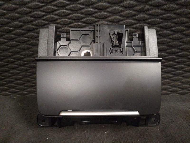 Пепельница передняя на Audi A4 B8 / Ауди А4 Б8 2007-2015г.\nОригинал.\nВ отличном состоянии. Без дефектов, механизм в исправном состоянии.\nКонтрактная запчасть из Японии. Отправим в регионы ТК.\nПрименимость:\nAudi A4 [B8] 2007-2015\nAudi A5 S5 [8F] Cabr
