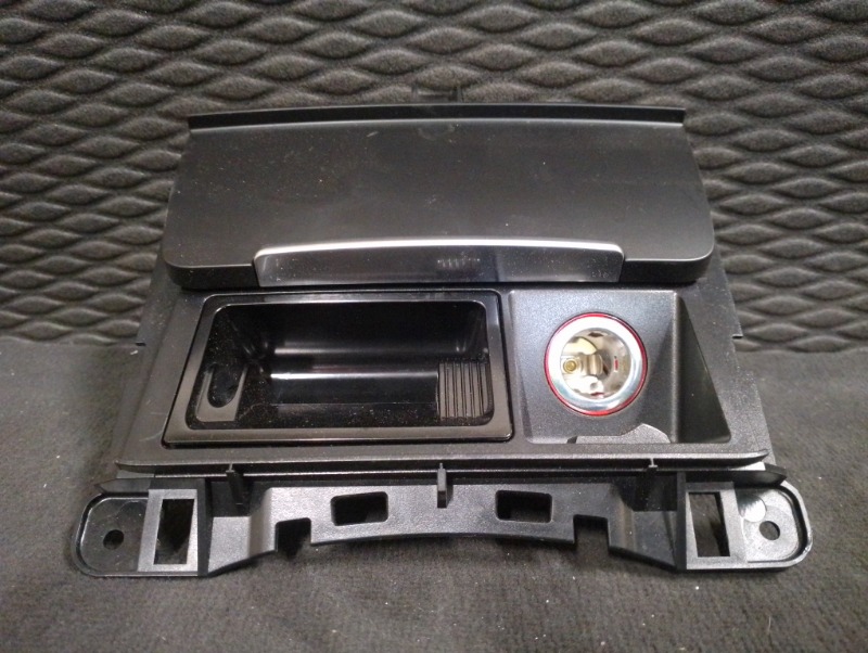 Пепельница передняя на Audi A4 B8 / Ауди А4 Б8 2007-2015г.\nОригинал.\nВ отличном состоянии. Без дефектов, механизм в исправном состоянии.\nКонтрактная запчасть из Японии. Отправим в регионы ТК.\nПрименимость:\nAudi A4 [B8] 2007-2015\nAudi A5 S5 [8F] Cabr