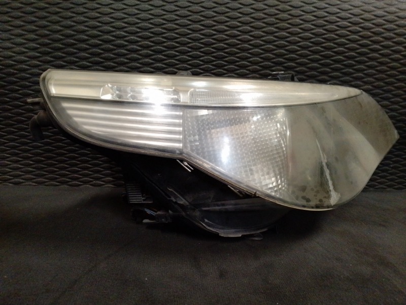 Фара передняя правая на БМВ 5 Е60 Е61 / BMW 5 Е60 Е61 2003-2009г.\nОригинал.\nВ хорошем состоянии. Без дефектов, все крепления целые.\nКонтрактная запчасть из Японии. Без пробега по РФ.\nОтправим в регионы ТК.