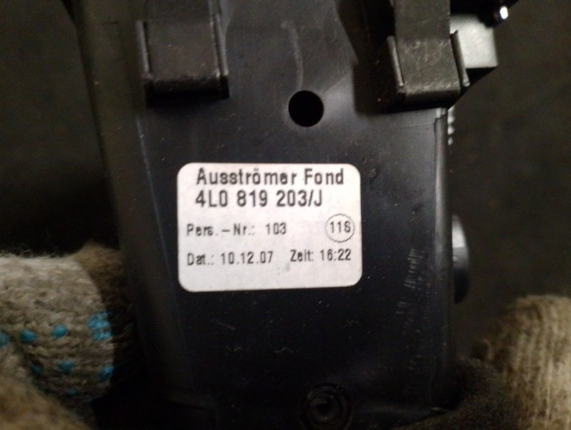 Дефлектор воздушный заднего ряда пассажиров на Audi Q7 4L / Ауди Q7 4Л 2006-2012г.\nОригинал.\nВ отличном состоянии. Без дефектов.\nГарантия на установку и проверку.\nКонтрактная запчасть из Японии. \nОтправим в регионы ТК.\nНа этот автомобиль есть и друг