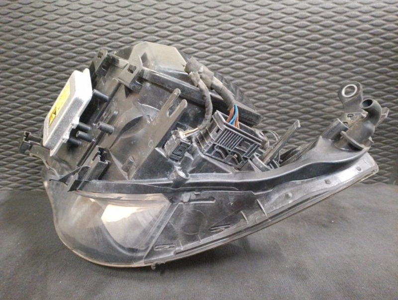 Фара передняя правая на БМВ 5 Е60 Е61 / BMW 5 Е60 Е61 2003-2009г.\nОригинал.\nВ хорошем состоянии. Без дефектов, все крепления целые.\nКонтрактная запчасть из Японии. Без пробега по РФ.\nОтправим в регионы ТК.