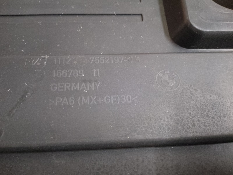 Накладка декоративная крышка двигателя / N52 2.5  N51 БМВ Е90 Е70/ BMW 3 Е90 2005—2010г.\nОригинал.\nВ отличном состоянии. Без дефектов.\nКонтрактная запчасть из Японии. Без пробега по РФ. Отправим в регионы ТК.