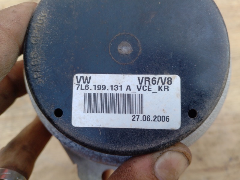 Опора подушка двигателя двс на VW Touareg I / Фольксваген Туарег 1 7L 2002-2006г.\nОригинал. \nПодходит на моторы бензин / дизель.\nВ отличном состоянии. Целая, без трещин.\nКонтрактная запчасть из Японии. Без пробега по РФ. Отправим в регионы ТК.\nПримен