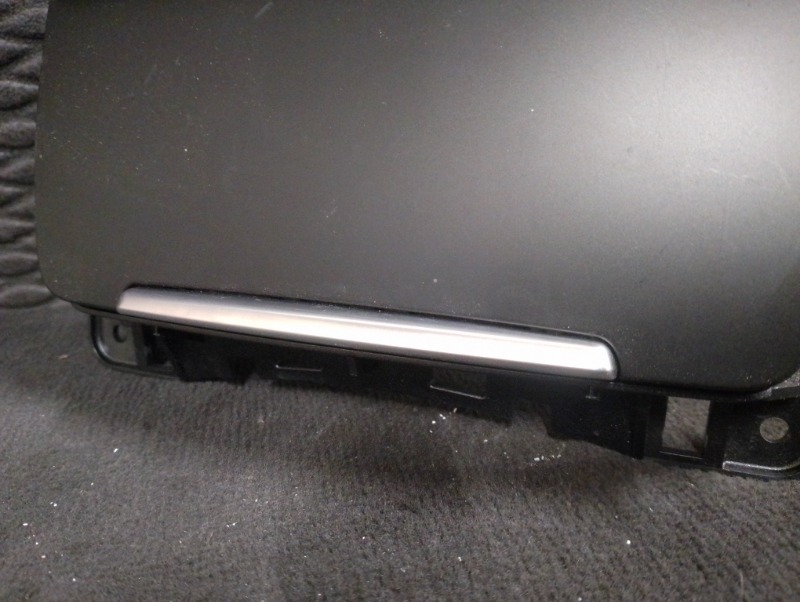 Пепельница передняя на Audi A4 B8 / Ауди А4 Б8 2007-2015г.\nОригинал.\nВ отличном состоянии. Без дефектов, механизм в исправном состоянии.\nКонтрактная запчасть из Японии. Отправим в регионы ТК.\nПрименимость:\nAudi A4 [B8] 2007-2015\nAudi A5 S5 [8F] Cabr