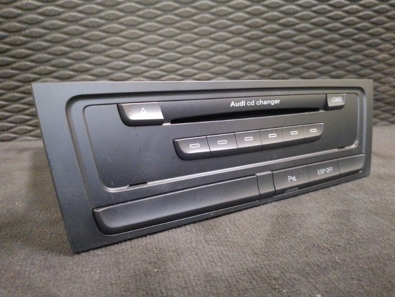 CD чейнджер проигрыватель компакт дисков на Audi A4 B8 / Ауди А4 Б8 2007-2015г.\nОригинал.\nВ отличном состоянии. Без дефектов.\nГарантия на установку и проверку.\nКонтрактная запчасть из Японии. \nОтправим в регионы ТК.\nНа этот автомобиль есть и другие 