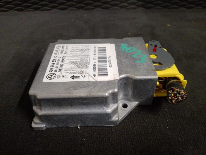 Блок управления AIR BAG на Audi Q7 4L / Ауди Q7 4Л 2006-2012г.\nОригинал.\nВ отличном состоянии. Без дефектов.\nГарантия на установку и проверку.\nКонтрактная запчасть из Японии. \nОтправим в регионы ТК.\nНа этот автомобиль есть и другие запчасти.