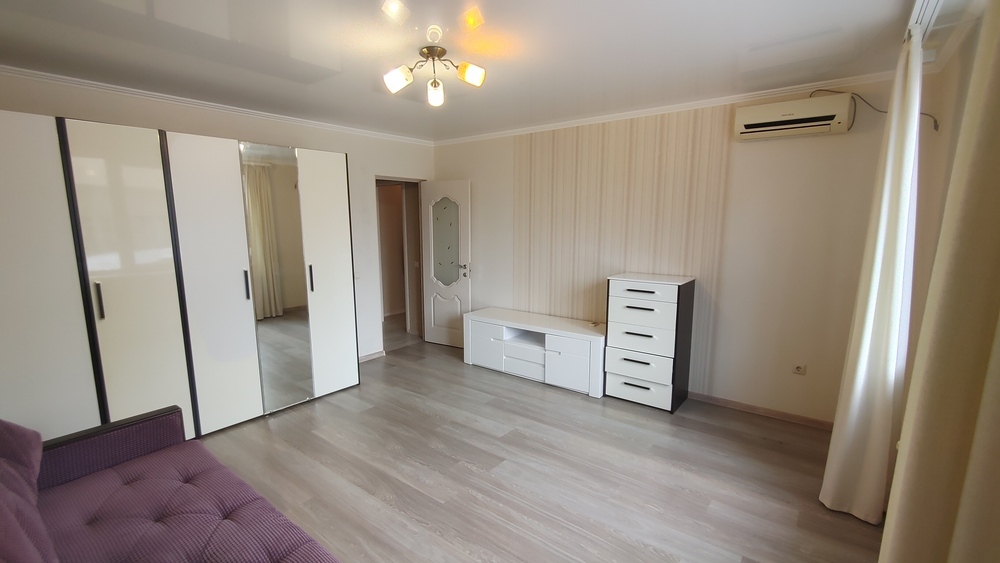 1-к. квартира 54 кв.м, 2/12