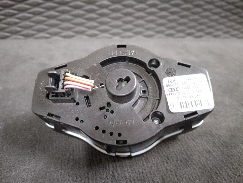 Переключатель света фар на Audi A4 B8 / Ауди А4 Б8 2007-2015г.\nОригинал. \nВ отличном состоянии. Без дефектов. \nКонтрактная запчасть из Японии.\nОтправим в регионы ТК.\nПрименимость:\nAudi A4 [B8] 2007-2015\nAudi A4 [B8] Allroad 2010-2015\nAudi A5/S5 [8