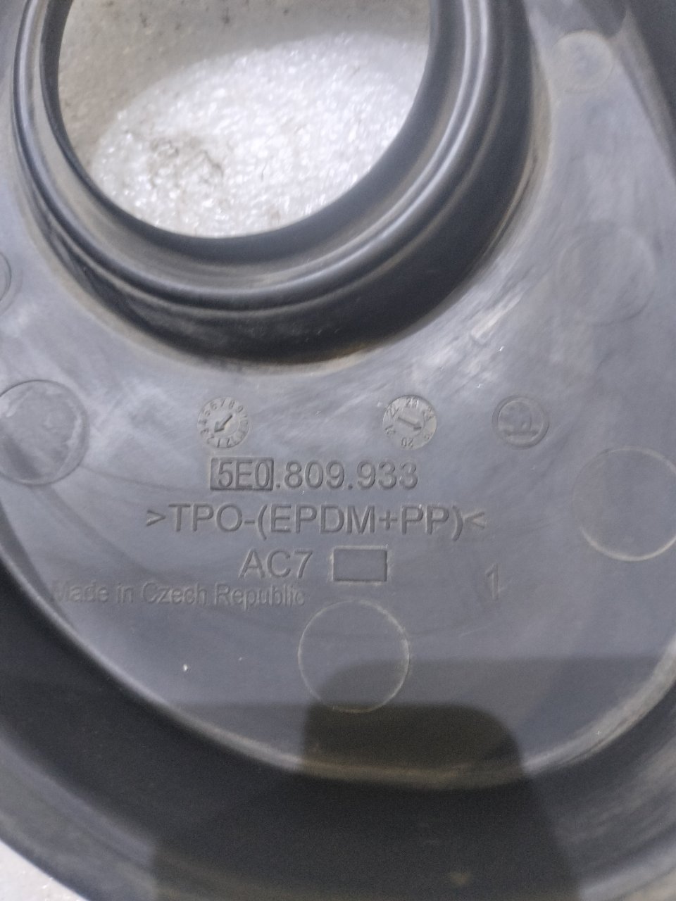 Горловина топливного бака