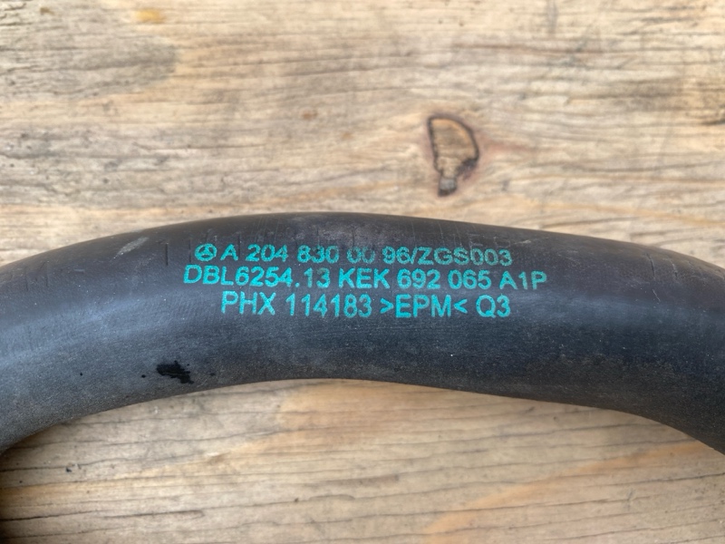 Патрубок системы охлаждения на Mercedes Benz C-klasse C200 2007-2011г.\nW204 c двигателя M271 1,8 бензин.\nОригинал. \nВ отличном состоянии. \nБез дефектов.\nКонтрактная запчасть из Японии.\nОтправим в регионы ТК.