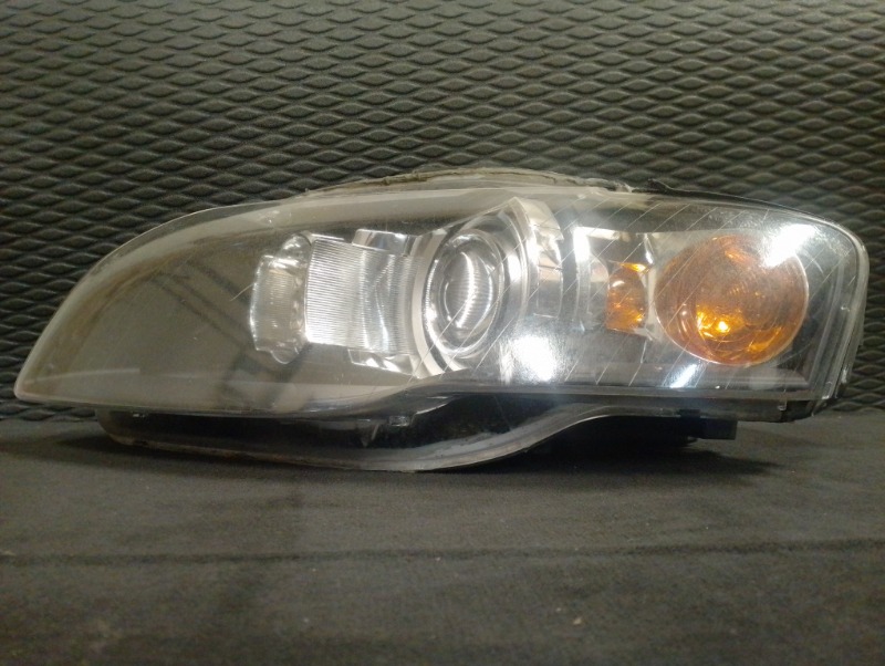 Фара передняя левая на Audi A4 B7 / Ауди А4 Б7 2005-2007г.\nОригинал.\nВ рабочем состоянии. Правый руль.\nГарантия на установку и проверку.\nКонтрактная запчасть из Японии. \nОтправим в регионы ТК.\nНа этот автомобиль есть и другие запчасти.