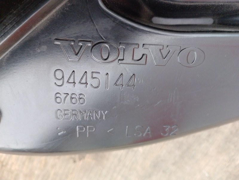 Воздухозаборник на Volvo S60 I / Вольво C60 1 поколение 2000-2009г.\nОригинал.\nВ отличном состоянии. Без дефектов и повреждений.\nГарантия на установку и проверку.\nКонтрактная запчасть из Японии. \nОтправим в регионы ТК.\nНа этот автомобиль есть и други