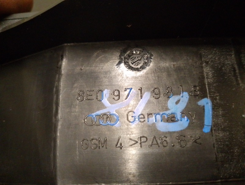 Накладка заглушка полозьев сиденья на Audi A4 B7 / Ауди А4 Б7 2005-2007г.\nОригинал.\nВ отличном состоянии. Без дефектов.\nГарантия на установку и проверку.\nКонтрактная запчасть из Японии. \nОтправим в регионы ТК.\nНа этот автомобиль есть и другие запчас