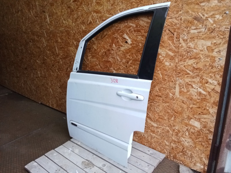 Дверь передняя левая Mercedes Viano W639 V350 Vito W636 / Мерседес Виано В639 639 636 350 2003-2014г.\nОригинал.\nАвтомобиль с аукциона Японии.\nВ хорошем состоянии. Заводская краска.\nБез жучков и коррозии. В сборе как на фото.\nЦветь белый\nПробег 98000