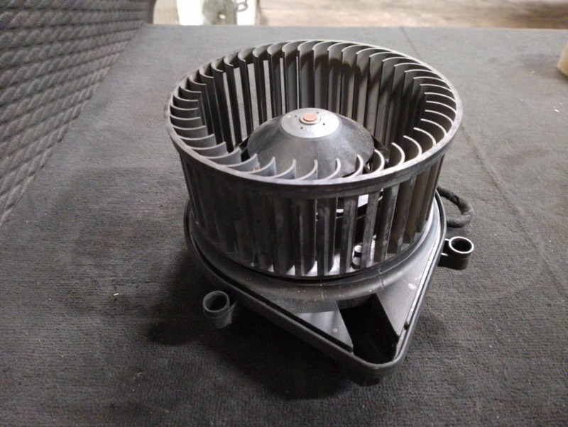 Моторчик отопителя печки на Audi A4 B7 / Ауди А4 Б7 2005-2007г.\nОригинал.\nВ отличном состоянии. Без дефектов.\nГарантия на установку и проверку.\nКонтрактная запчасть из Японии. \nОтправим в регионы ТК.\nНа этот автомобиль есть и другие запчасти.