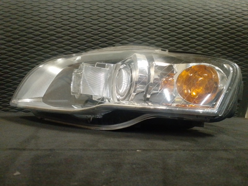 Фара передняя левая на Audi A4 B7 / Ауди А4 Б7 2005-2007г.\nОригинал.\nВ отличном состоянии. Правый руль.\nГарантия на установку и проверку.\nКонтрактная запчасть из Японии. \nОтправим в регионы ТК.\nНа этот автомобиль есть и другие запчасти.