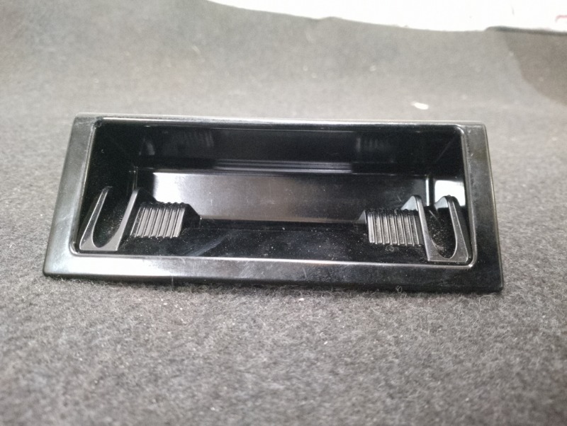 Пепельница передняя на Audi A4 B7 / Ауди А4 Б7 2005-2007г.\nОригинал.\nВ отличном состоянии. Без дефектов.\nГарантия на установку и проверку.\nКонтрактная запчасть из Японии. \nОтправим в регионы ТК.\nНа этот автомобиль есть и другие запчасти.
