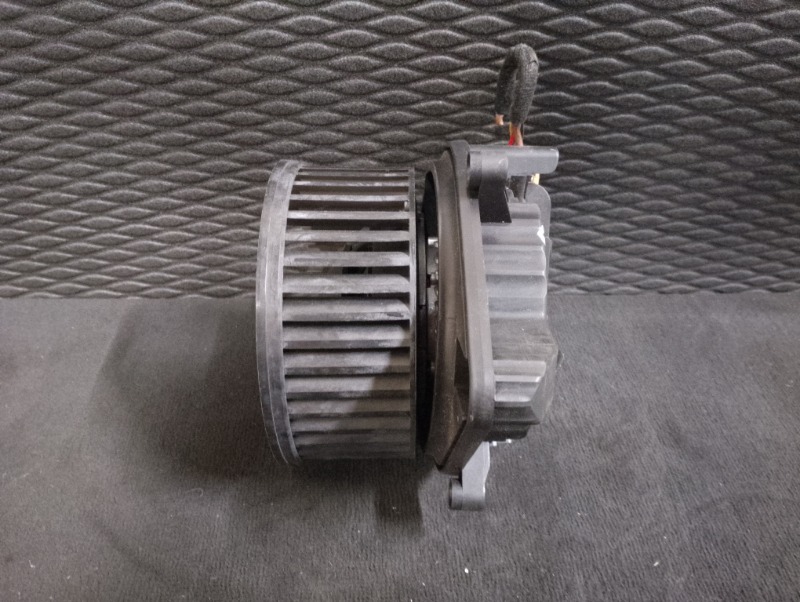 Моторчик отопителя печки на Audi A4 B7 / Ауди А4 Б7 2005-2007г.\nОригинал.\nВ отличном состоянии. Без дефектов.\nГарантия на установку и проверку.\nКонтрактная запчасть из Японии. \nОтправим в регионы ТК.\nНа этот автомобиль есть и другие запчасти.