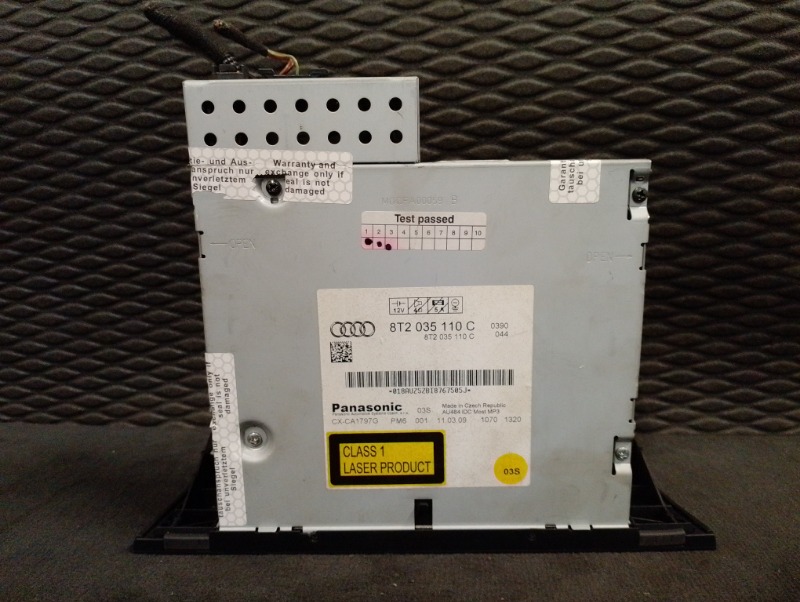 CD чейнджер проигрыватель компакт дисков на Audi A4 B8 / Ауди А4 Б8 2007-2015г.\nОригинал.\nВ отличном состоянии. Без дефектов.\nГарантия на установку и проверку.\nКонтрактная запчасть из Японии. \nОтправим в регионы ТК.\nНа этот автомобиль есть и другие 